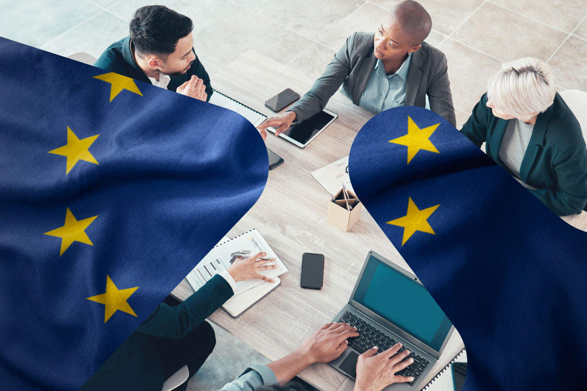 Kombinasjon av to bilder. Det ene viser fire personer som sitter rundt et bord i møte eller diskusjon. Det andre er et EU-flagg med gule stjerner på blå bakgrunn.