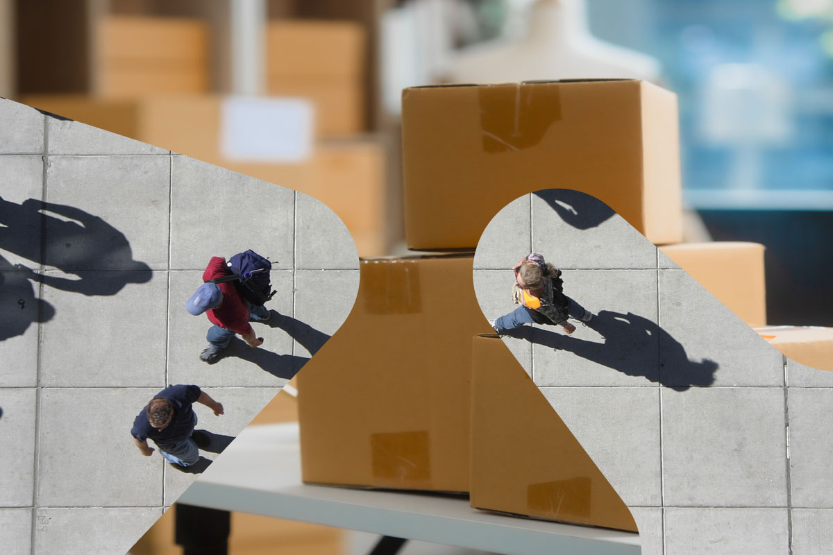 To bilder satt sammen, det ene viser en gate med folk som går, det andre viser et nærbilde av noen pappesker, med uskarp bakgrunn.