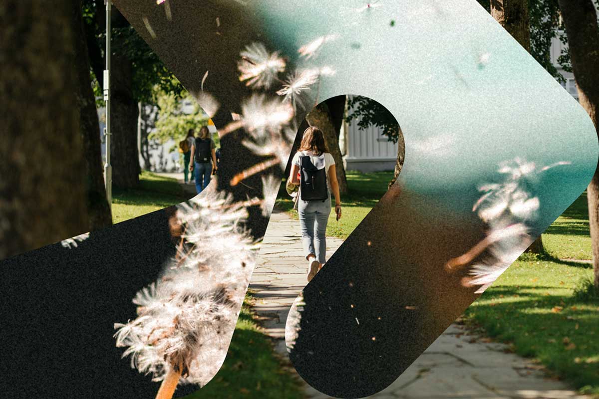 To bilder blandet. Ett bilde av en person med ryggsekk som går på en gangvei i en park omgitt av trær og gress, et annet med svevende løvetannfrø over bildet som gir en drømmende stemning.