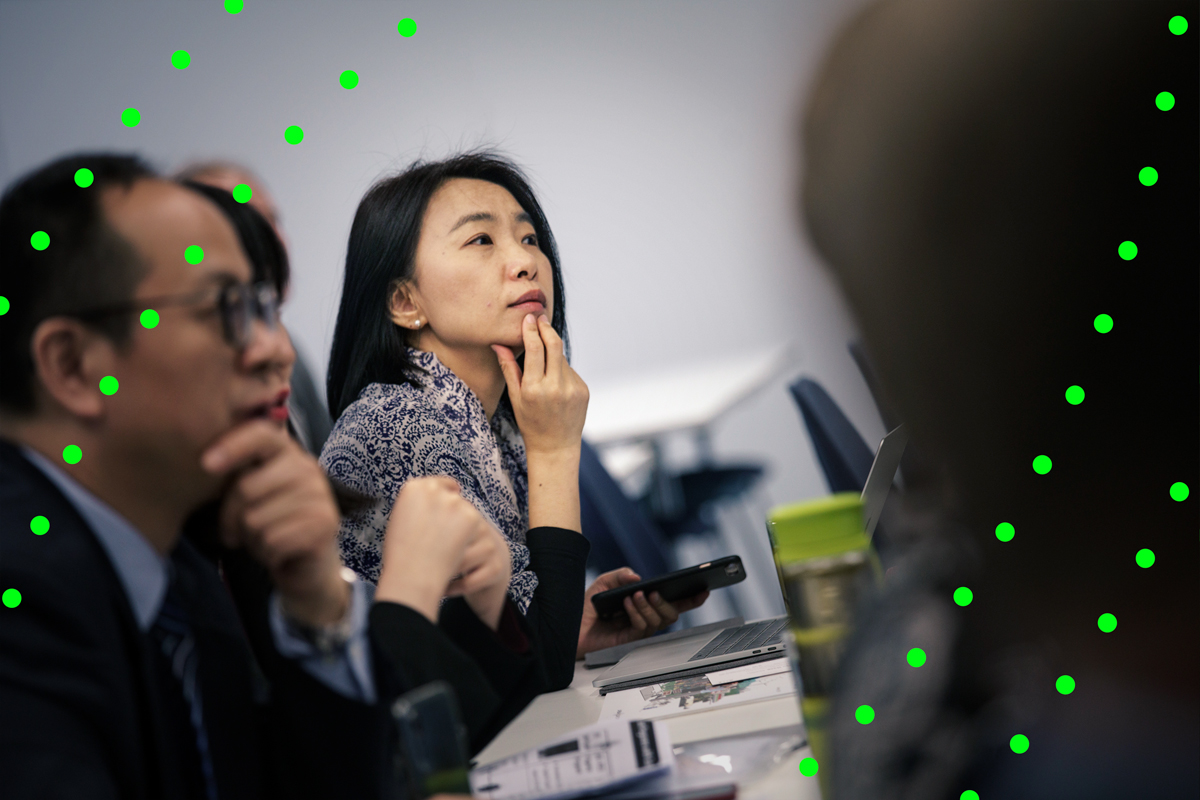 Mennesker sitter i et møterom og lytter oppmerksomt. Foto: Jonas Bendiksen
